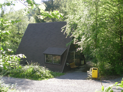 Midden in het hart van de Ardennen ligt deze modern en gezellig ingerichte vrijstaande 5-persoons vakantiebungalow. 