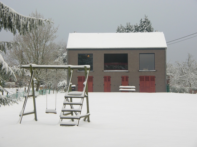 De vrijstaande (nieuwbouw) woning telt 3 slaapkamers op het gelijkvloers en zeer ruime leefruimtes op de eerste verdieping.