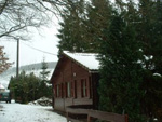 Vrijstaande en zeer rustig gelegen chalet, op 2 km. van het centruim van La roche. Ideale uitvalbasis voor daguitstappen, wandelen, vissen, kajakken, mountainbikken. De chalet is voorzien van alle comfort, met vaste b.b.q. en terras met zicht op de ourthe. Huisdieren toegelaten, geschikt voor 6 personen.