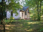 Een zonnig, bouwbiologisch huis met een hoog knuffelgehalte, voorzien van modern comfort (6 personen), in een grote tuin. Beneden een grote open ruimte(eetkamer/keuken) met centraal een houtvuur, een verhoogde living, een berging en een toilet. Boven een badkamer en drie slaapkamers. Vlakbij het dorpscentrum in een rustige groenrijke omgeving.